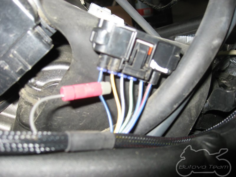 Оденьте на серый провод красную фишку-контакт прилагаемую к комплекту с PowerCommander.